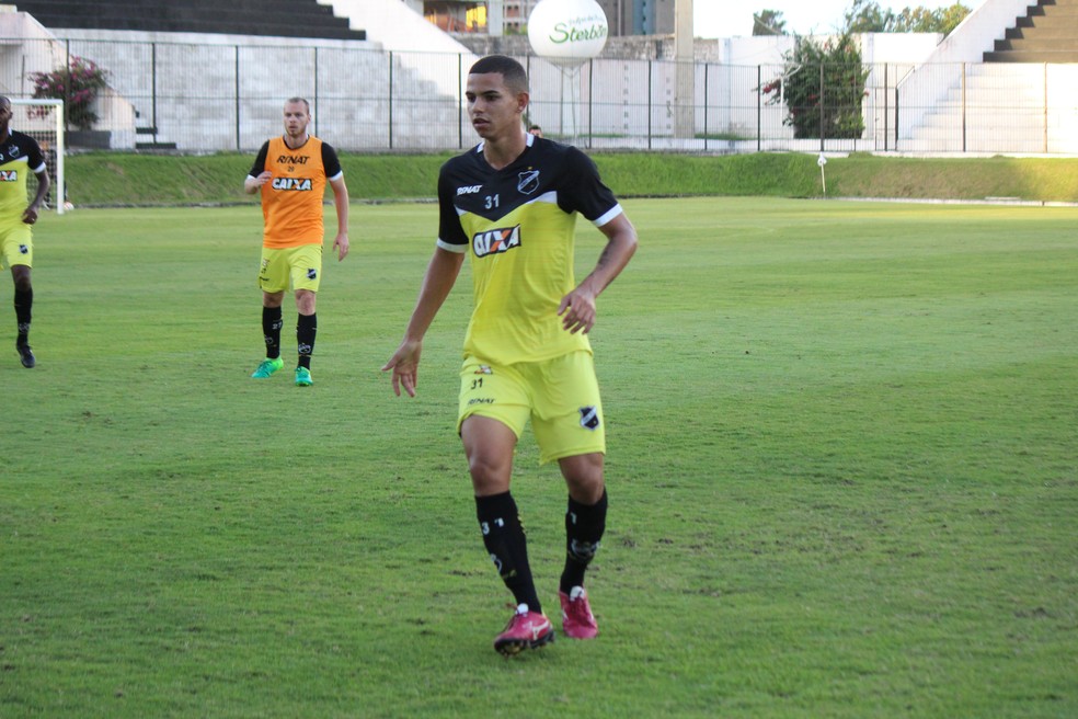 Volante Djavan treina como titular em esquema mais precavido (Foto: Diego Simonetti/Blog do Major)