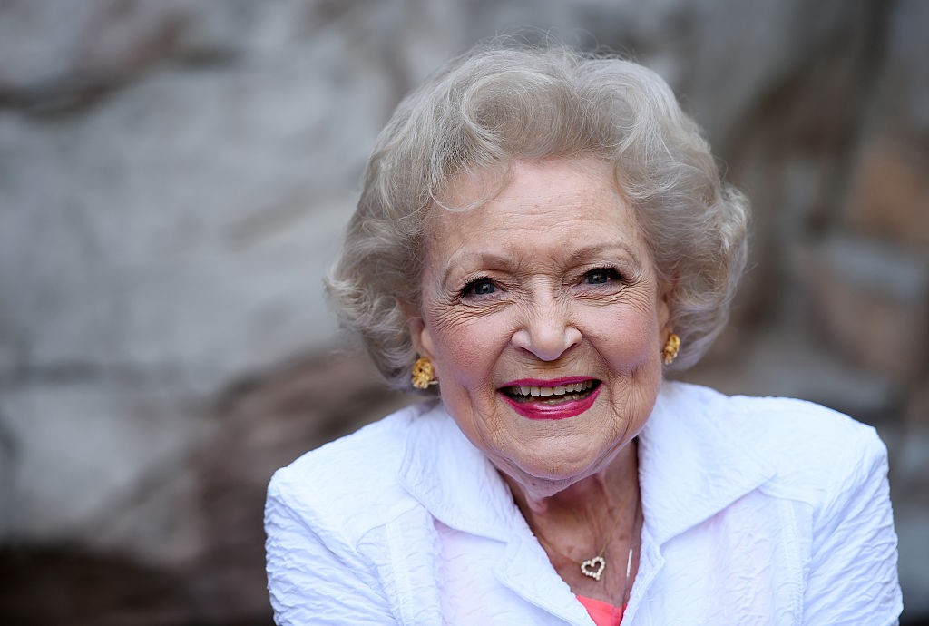 LOS ANGELES, CA - JUNE 20:  Actress Betty White attends The Greater Los Angeles Zoo Association's (GLAZA) 45th Annual Beastly Ball at the Los Angeles Zoo on June 20, 2015 in Los Angeles, California.  (Photo by Amanda Edwards/WireImage) (Foto: WireImage)