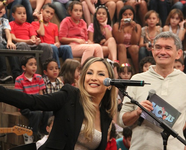Na parte musical, o apresentador recebe Claudia Leitte (Foto: TV Globo/Altas Horas)