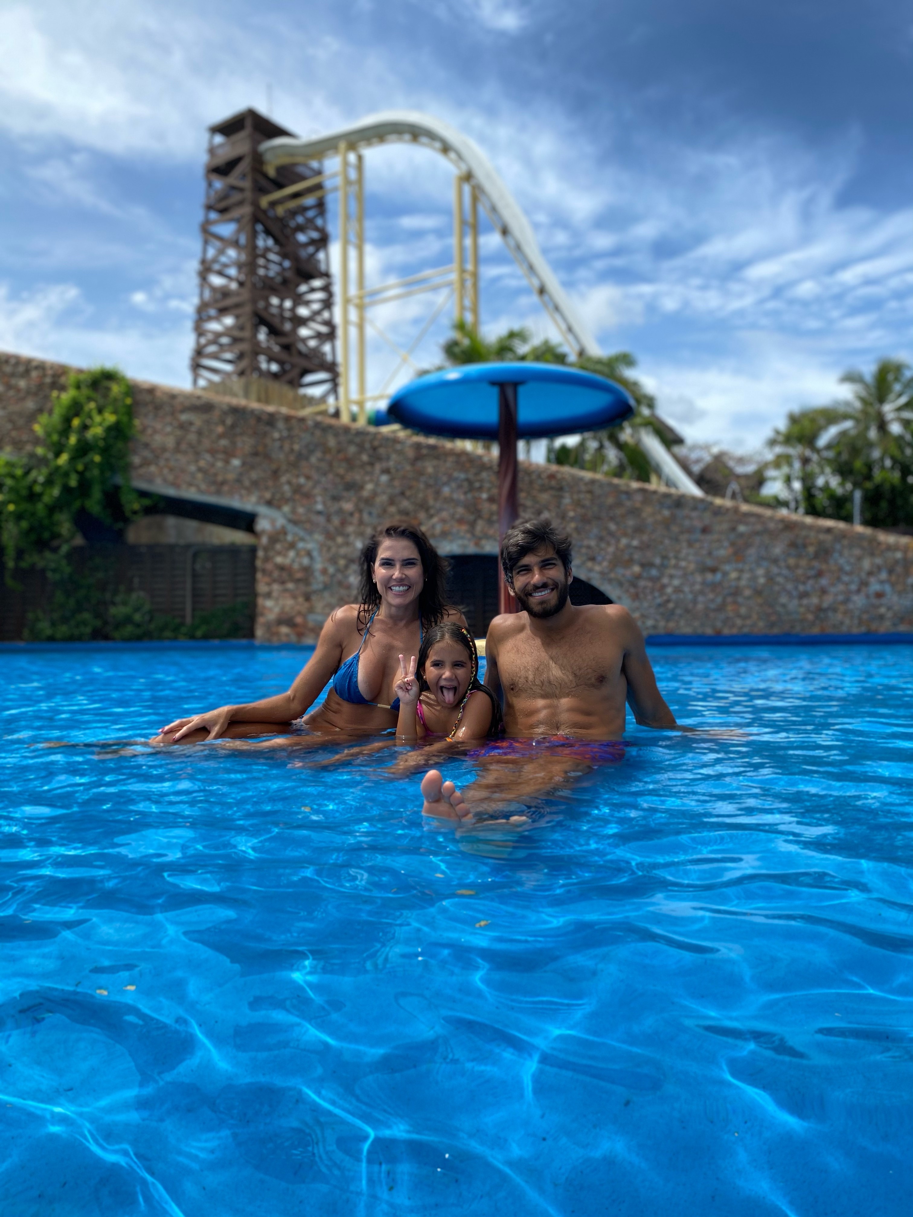 Deborah Secco curte férias com Maria Flor e Hugo Moura (Foto: Divulgação)