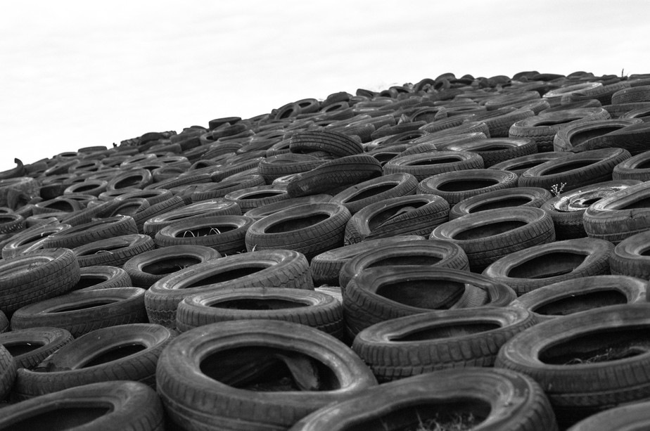 Empresa produz combustível a partir de pneus usados e plástico na Zâmbia