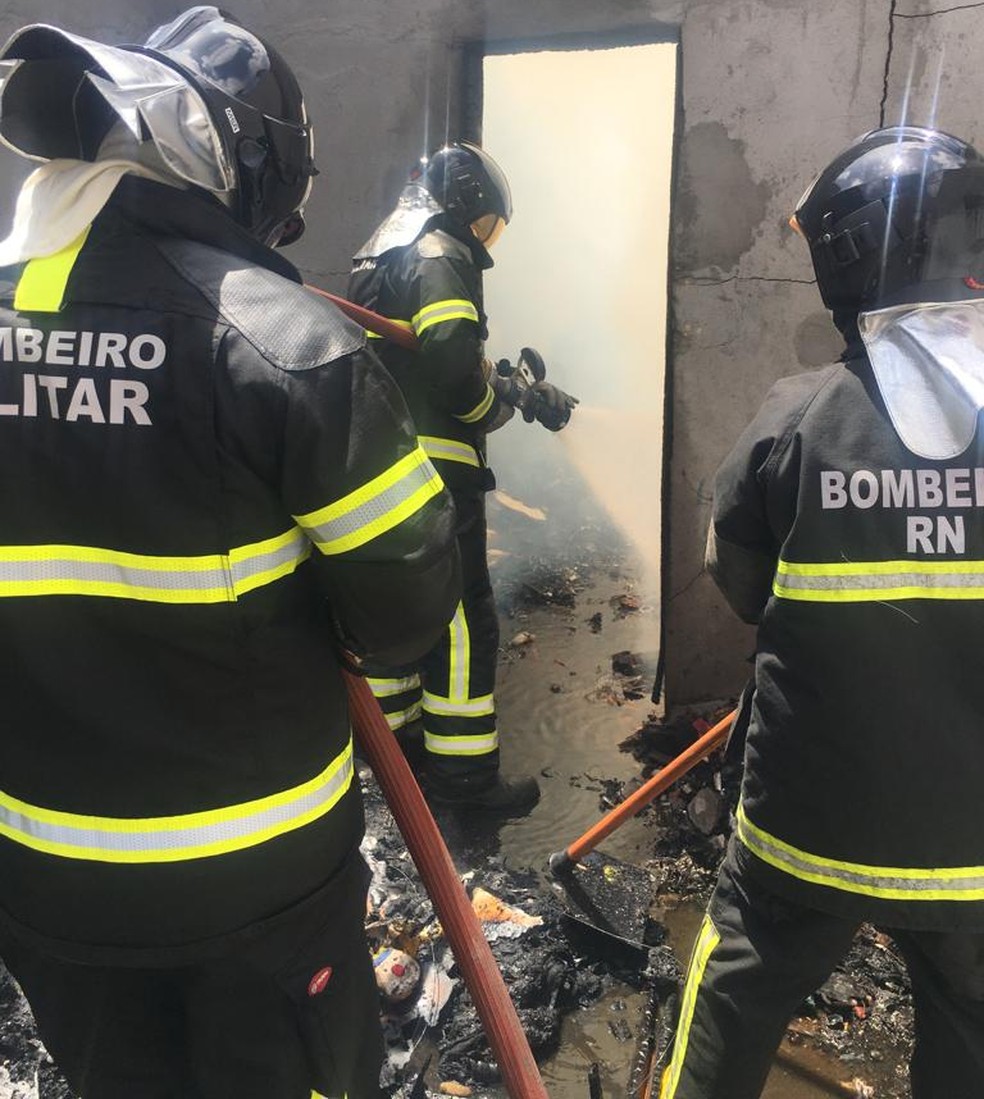 Corpo de Bombeiros apagou incêndio em casa abandonada em Natal — Foto: Divulgação