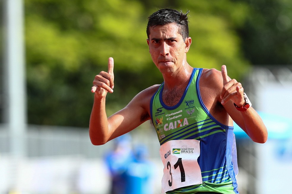 Caio Bonfim festeja vitória no Troféu Brasil — Foto: Divulgação