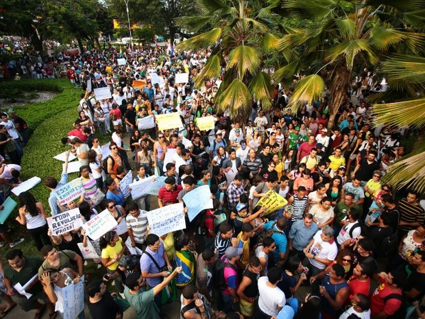 Manifestantes tomam a Praça do Centenário, em Maceió (Foto: Jonathan Lins/G1)