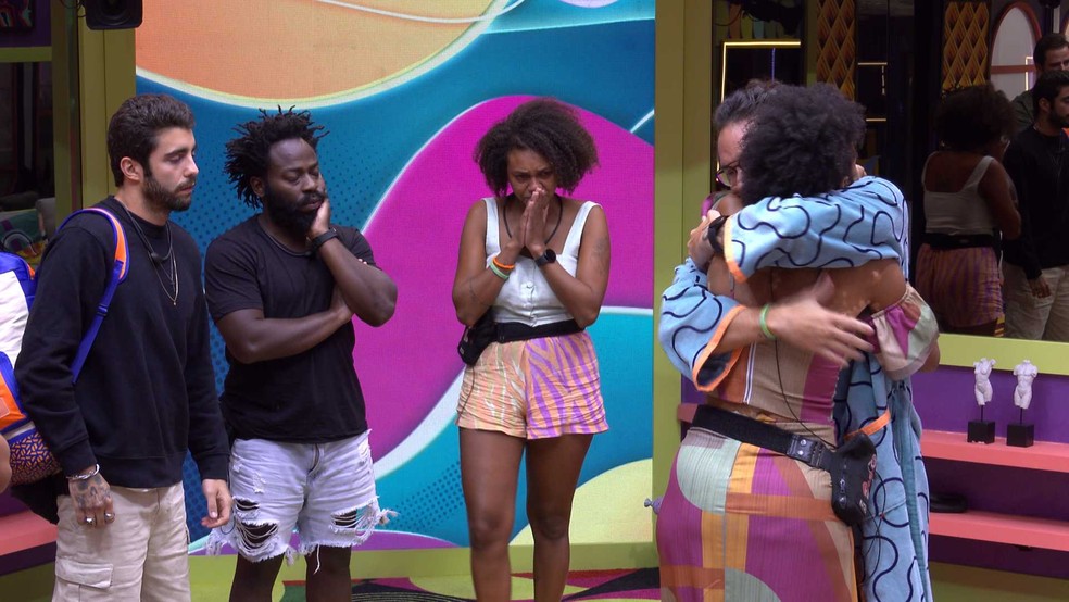 BBB 22: Natália recebe o carinho de Eliezer — Foto: Globo