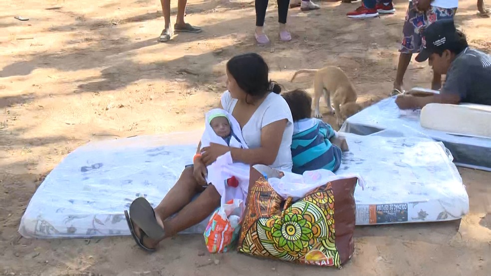 Crianças, mulheres, homens e idosos venezuelanos chegaram a Vitória em ônibus clandestino  — Foto: Reprodução/TV Gazeta