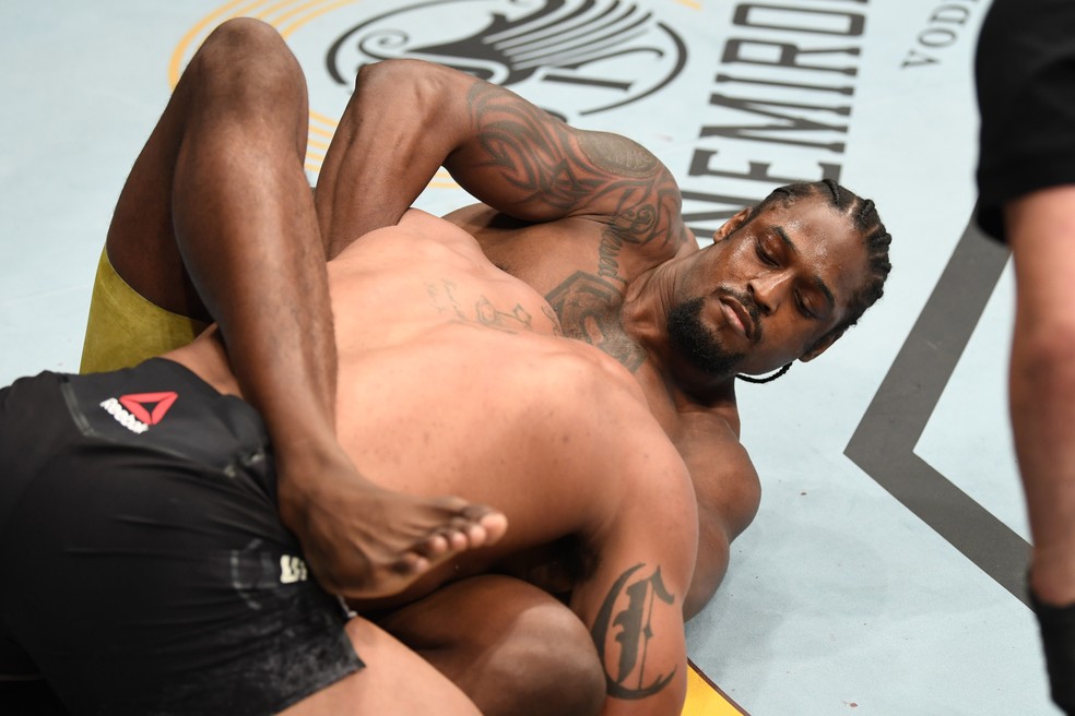 Ryan Spann encaixa a guilhotina e despacha Devin Clark  — Foto: Getty Images 