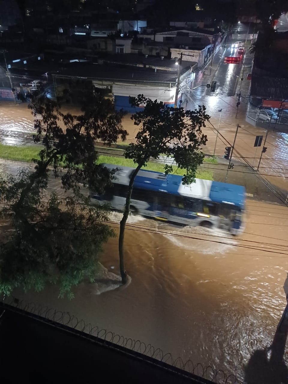 Forte chuva atinge BH na madrugada desta segunda e vídeo mostra Avenida Vilarinho novamente alagada