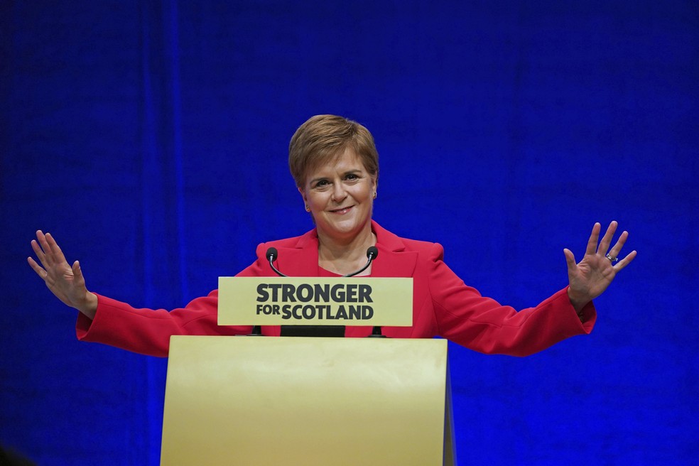 A primeira-ministra da Escócia, Nicola Sturgeon, faz seu discurso durante a conferência do SNP — Foto: Andrew Milligan/PA via AP