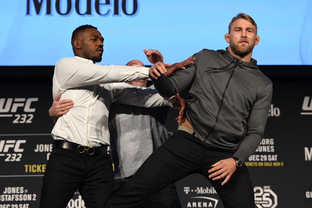 Jon Jones deu um empurrão em Gustafsson após a coletiva do UFC 232 — Foto: Jeff Bottari/Zuffa LLC / Getty Images