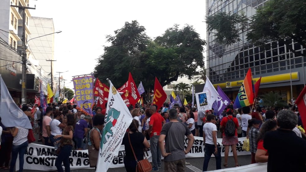 Trabalhadores protestam contra a Reforma da Previdência em Natal — Foto: Julianne Barreto/Inter TV Cabugi