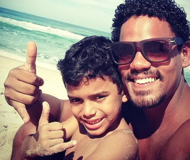 Michel Gomes curte momento de folga com o filho, Pierre (Foto: Reprodução/Instagram)