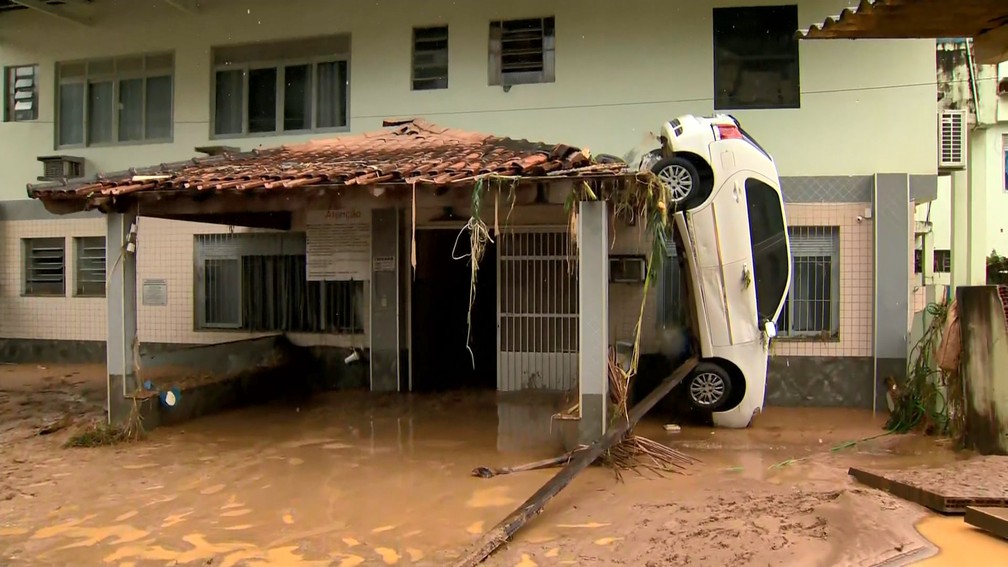 Chuva inundou casas e arrastou carros em Iconha — Foto: Reprodução/TV Gazeta