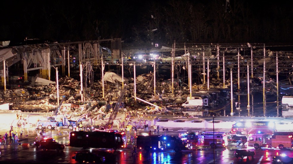 Galpão da empresa Amazon foi destruído por passagem de tornado em Edwardsville, Illinois — Foto: Chris Phillips/Maverick Media Group, LLC via Reuters