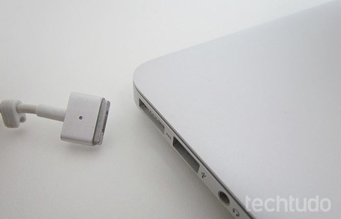 Desligue o Macbook e desconecte-o da tomada (Foto: Paulo Alves/TechTudo )