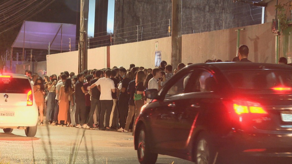 Fila no Setor de Armazenagem e Abastecimento Norte (SAAN) para entrar em festa na sexta-feira (25) — Foto: TV Globo/Reprodução