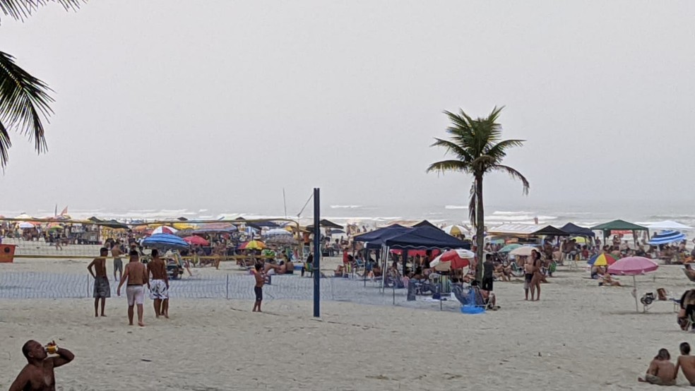 Em Praia Grande, no bairro Ocian, banhistas que desrespeitam decretos municipais — Foto: Reprodução/Praia Grande Mil Grau