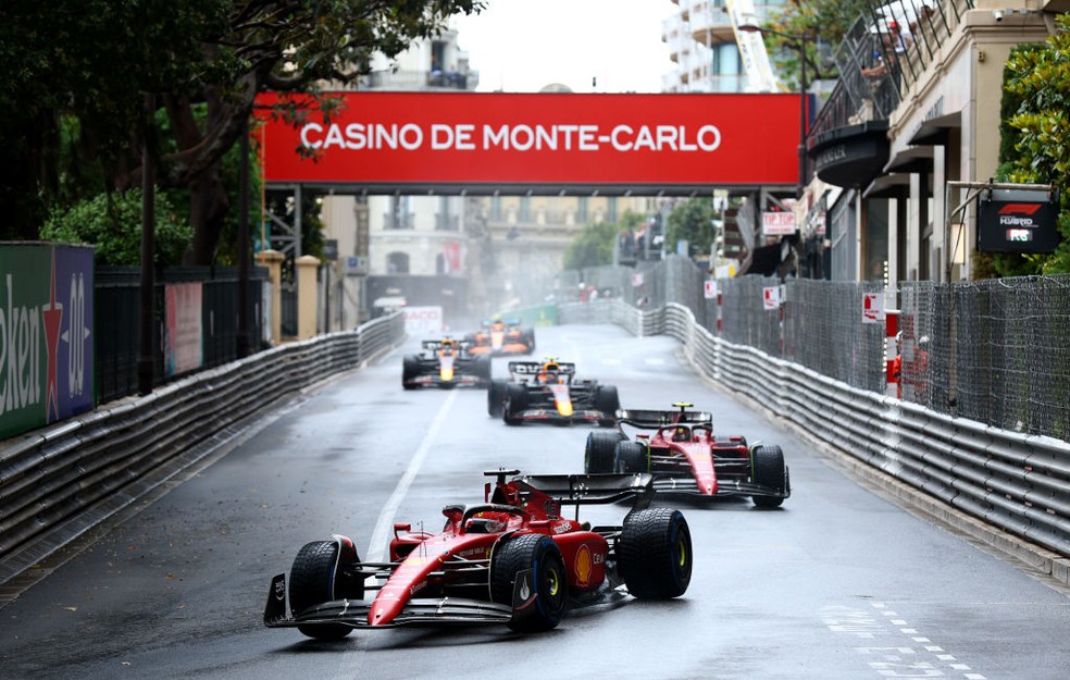 Charles Leclerc se manteve na dianteira no início da prova — Foto: Getty Images