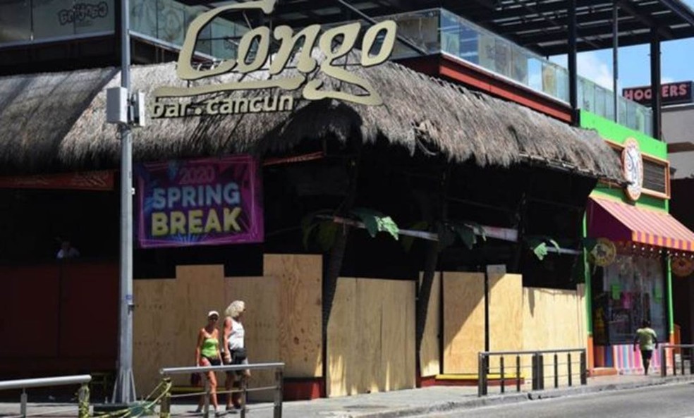 Bares de Cancún, que atraem grande número de norte-americanos — Foto: AFP