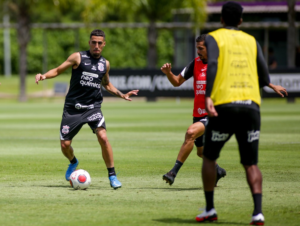 Na mira do Inter, Gabriel mantém treinos no Corinthians