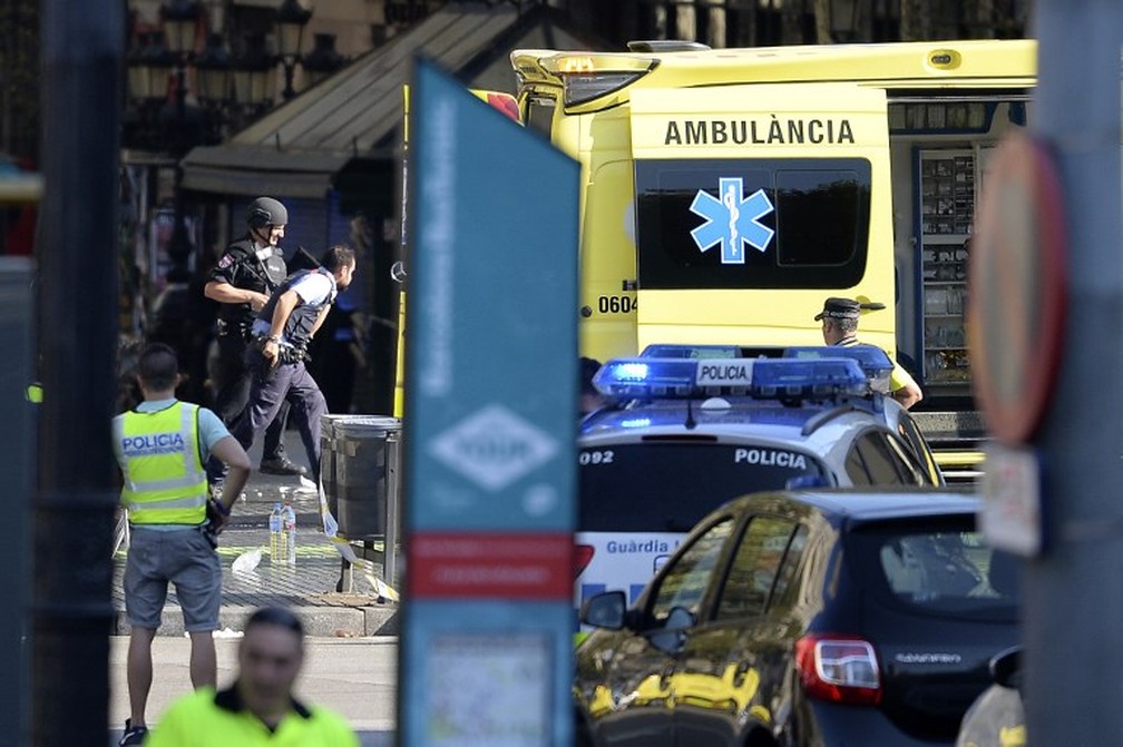 Polícia no local do ataque em Barcelona (Foto: France Presse)