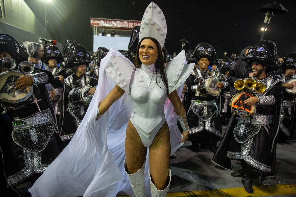 LÃ­via Andrade, madrinha de bateria da ImpÃ©rio de Casa Verde, no aquecimento  â€” Foto: FÃ¡bio Tito/G1