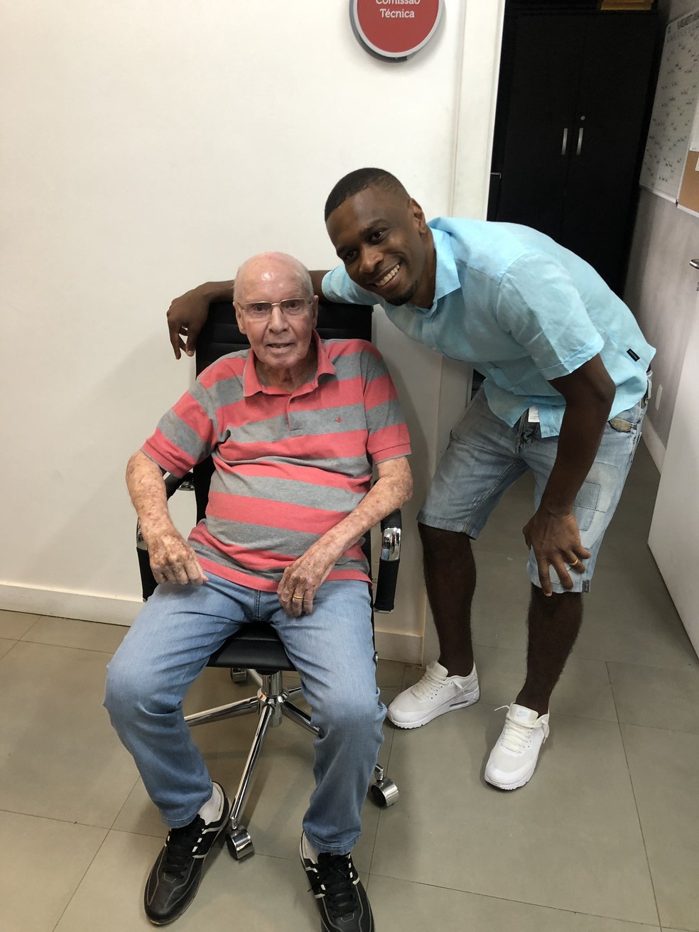 Zagallo posa para foto com Juan, que foi seu jogador na seleÃ§Ã£o brasileira e no Flamengo â€” Foto: DivulgaÃ§Ã£o Flamengo