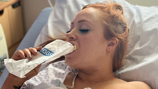 Foto de mãe devorando lanche após o parto faz sucesso online: "Ícone"