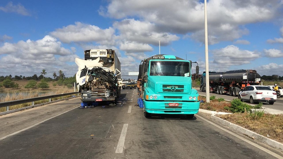 Acidente com dois caminhões e caminhonete deixou trânsito parado na BR-304 entre Macaíba e Parnamirim, na manhã desta sexta-feira (6) — Foto: Heloísa Guimarães/Inter TV Cabugi