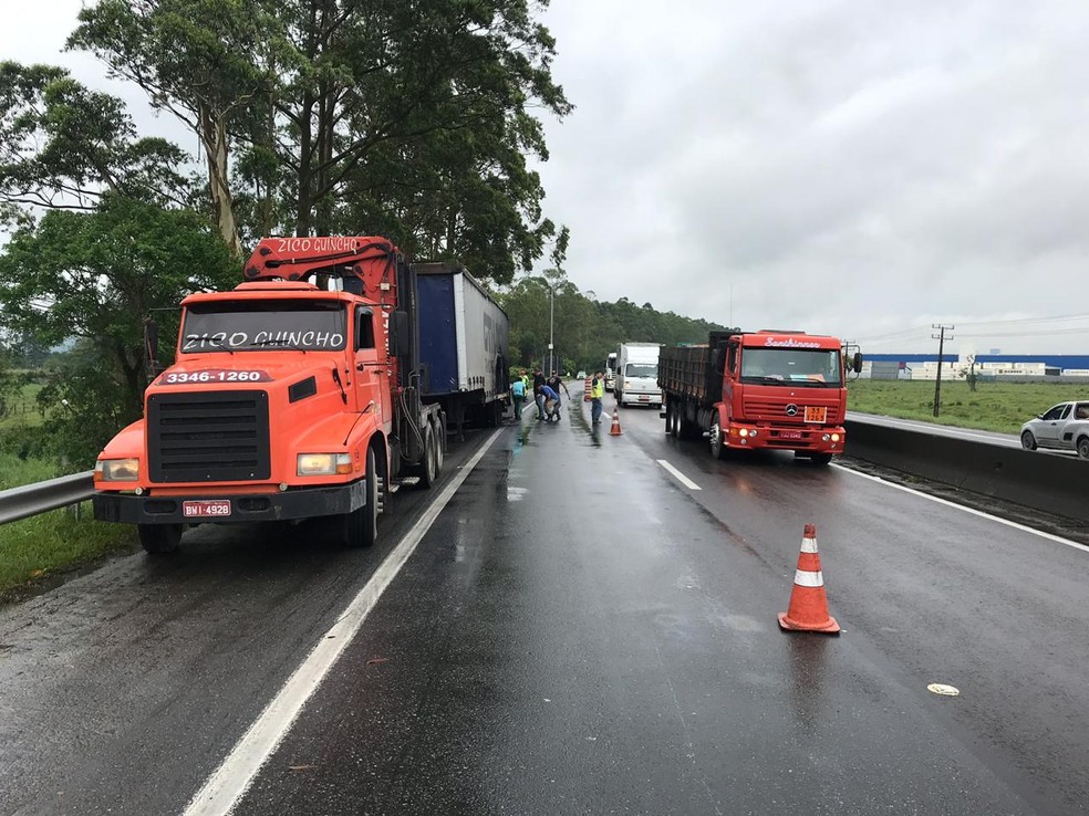 Acidente com caminhão deixa BR-101 em sentido Norte com apenas uma pista — Foto: Fabiano Correia/NSC TV