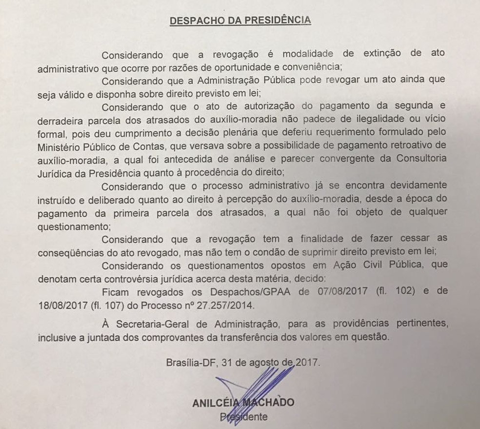 Despacho assinado pela presidente do Tribunal de Contas do DF, Anilcéia Machado, que revoga o pagamento de auxílios-moradia retroativos (Foto: Reprodução)