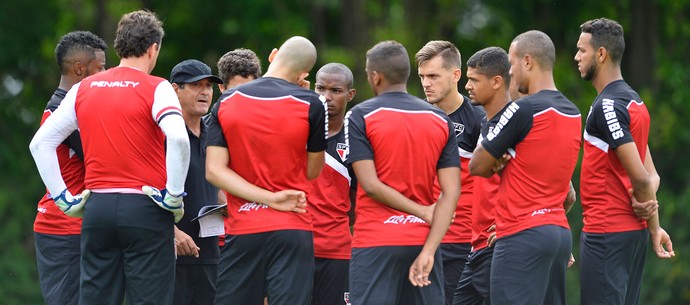 Muricy com jogadores do São Paulo (Foto: Mauro Horita / Agência Estado)