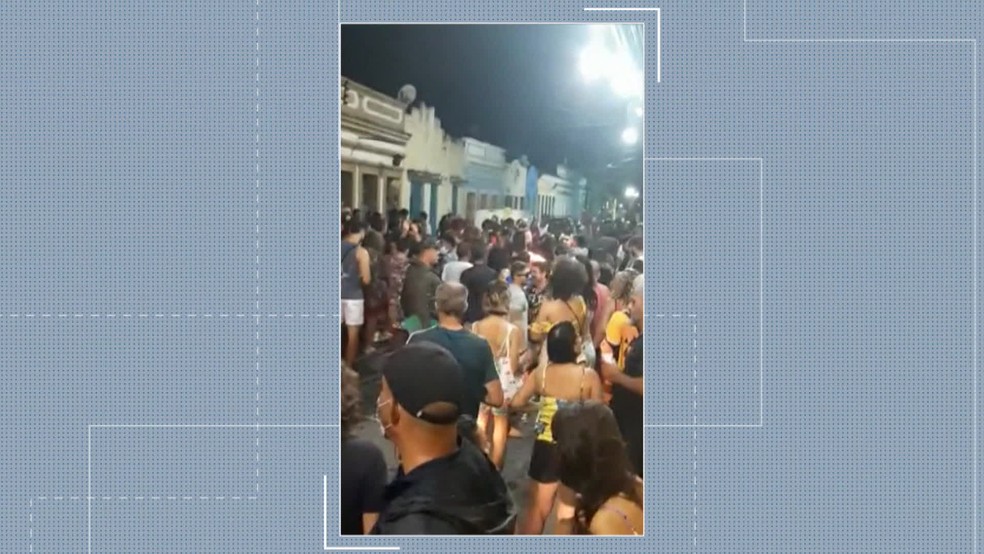 Aglomeração ocorreu na noite do domingo (15), no Sítio Histórico de Olinda — Foto: Reprodução/TV Globo