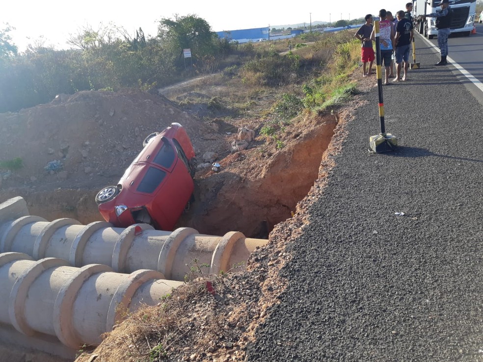 Motociclista morre e irm? perde p? em colis?o com carro na BR-316, entre Teresina e Demerval Lob?o ? Foto: Divulga??o/PRF