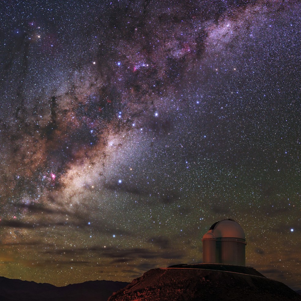 O brilho da Via Láctea atrás do Observatório La Silla — Foto: B. Tafreshi /ESO