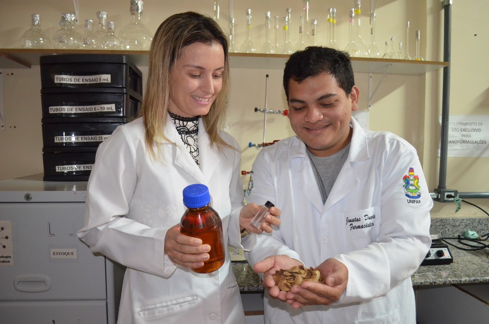 Professora Anna Eliza Maciel e o aluno Jonatas Duarte (Foto: Rita Torrinha/G1)