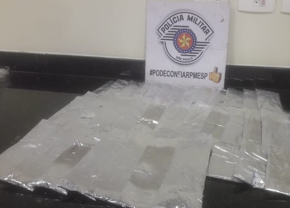 Droga foi escondida em fundo falso de mala — Foto: Polícia Rodoviária/Cedida