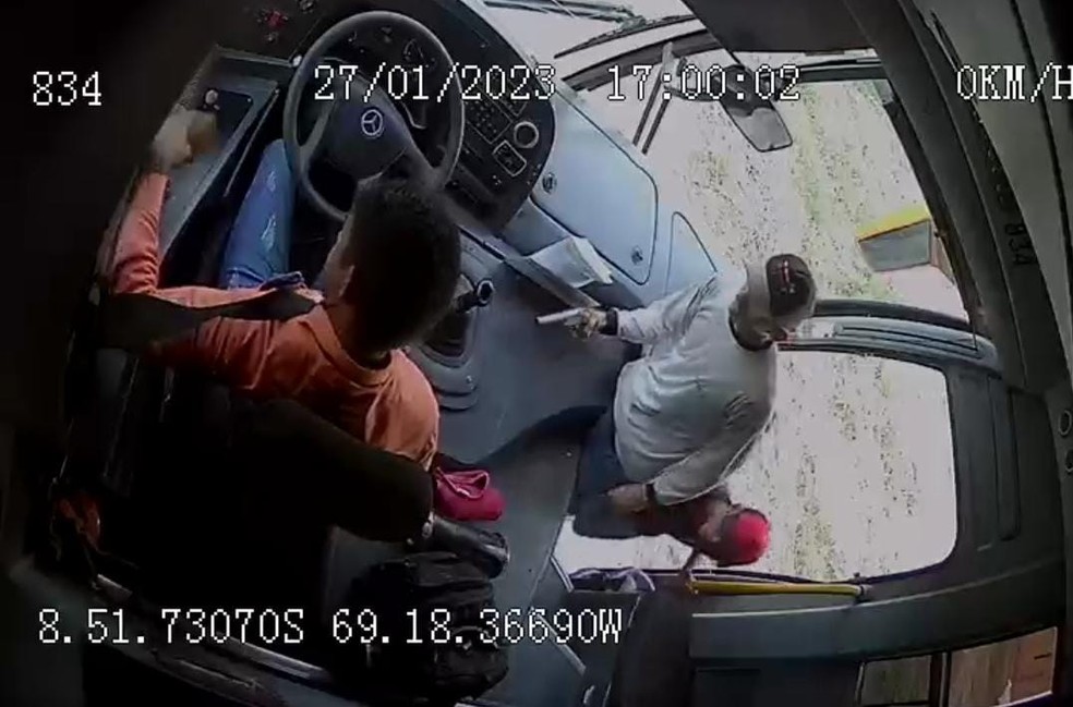 Dupla pula na frente de ônibus, motorista para e é assaltado em estrada no interior do Acre — Foto: Reprodução 