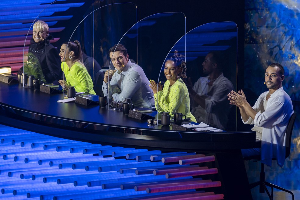 Xuxa participa do 'The Masked Singer Brasil' com os outros jurados — Foto: Globo