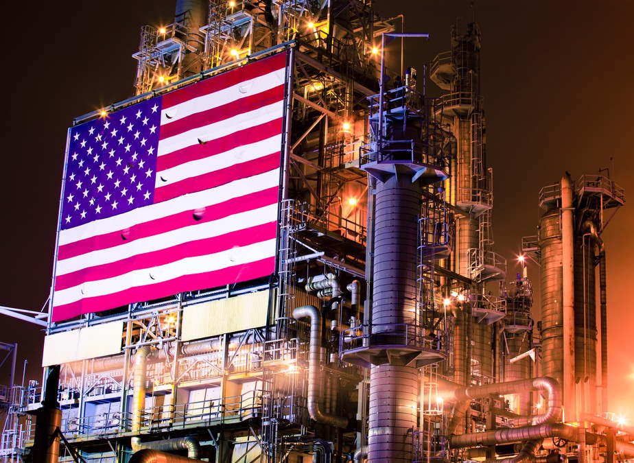 Bandeira dos EUA em refinaria de petróleo no país