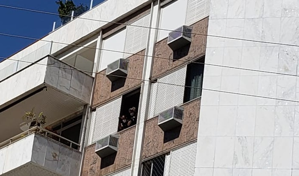 Peritos da Polícia Civil na janela do apartamento de onde caiu criança de 9 anos. — Foto: Danilo Girundi / TV Globo