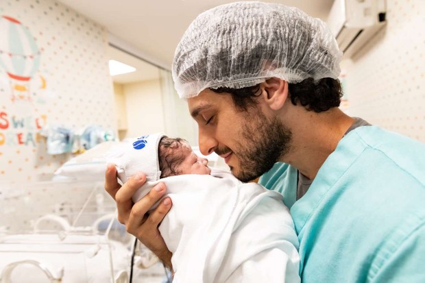 Mario Bregieira com o filho recém-nascido, Joaquim (Foto: Thais Galardi)