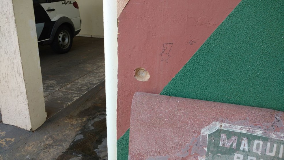 Tiros atingiram a fachada e também portas da unidade em Sabino (Foto: Fernanda Ubaid / TV TEM )
