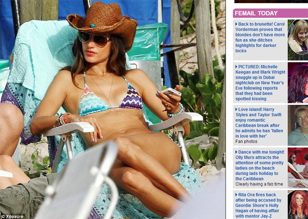 Alessandra Ambrosio usa bodu chain, acessório-hit entre as famosas, em dia de praia em Florianópolis (Foto: Reprodução/Daily Mail)