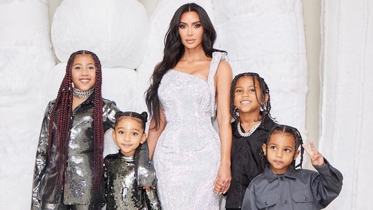 Kim Kardashian divide opiniões ao mostrar filha de salto e maquiagem: "Ela só tem 9 anos"