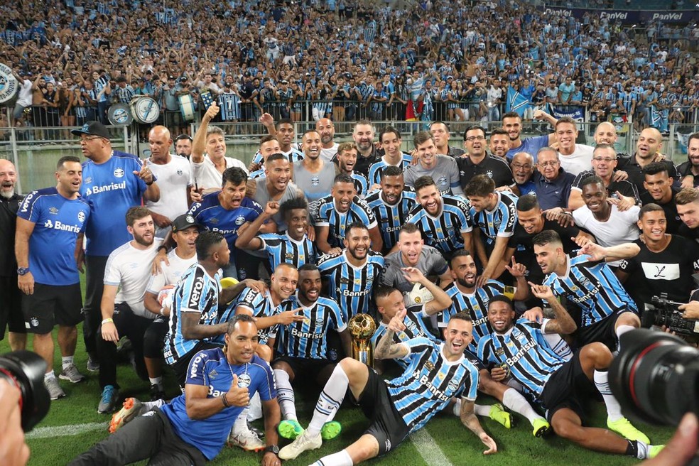 Jogadores do Grêmio comemoram a conquista da Recopa — Foto: Eduardo Moura