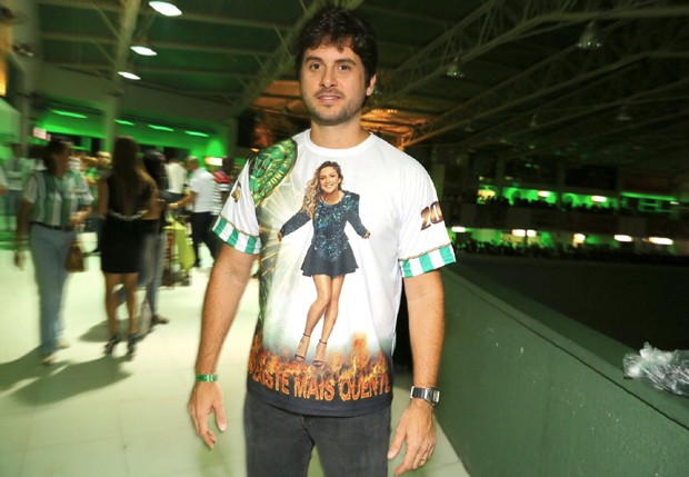 Márcio Pedreira, marido de Claudia, usou camisa personalizada (Foto: Alex Palarea/Anderson Borde/Marcello Sá Barretto/Thiago Mattos/AgNews)