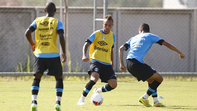 Felipão põe Everton junto a Moreno e desmancha ideia de 2 centroavantes