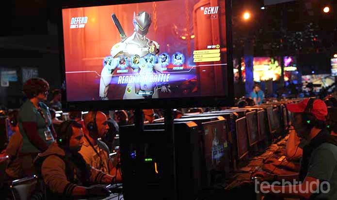 Público testa Overwatch na BlizzCon 2015 (Foto: Felipe Vinha/TechTudo)