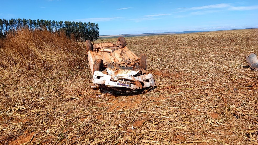Carro capotado por homem que dirigia bêbado ao voltar do cabaré — Foto: Polícia Militar/Divulgação